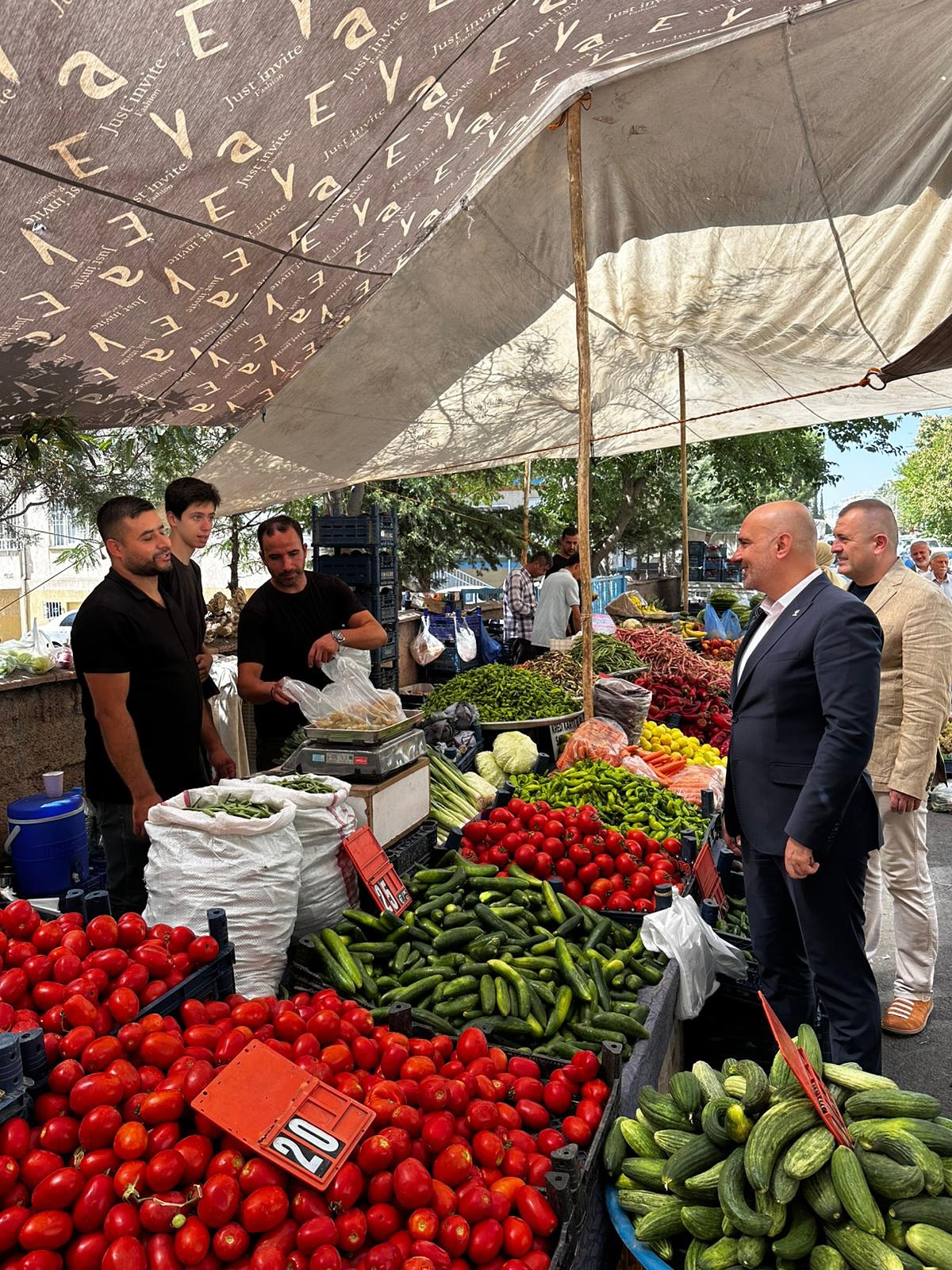 İl Başkanı Gül, Akif İnan Mahallesi Salı Pazarı’nda Esnafla Buluştu5