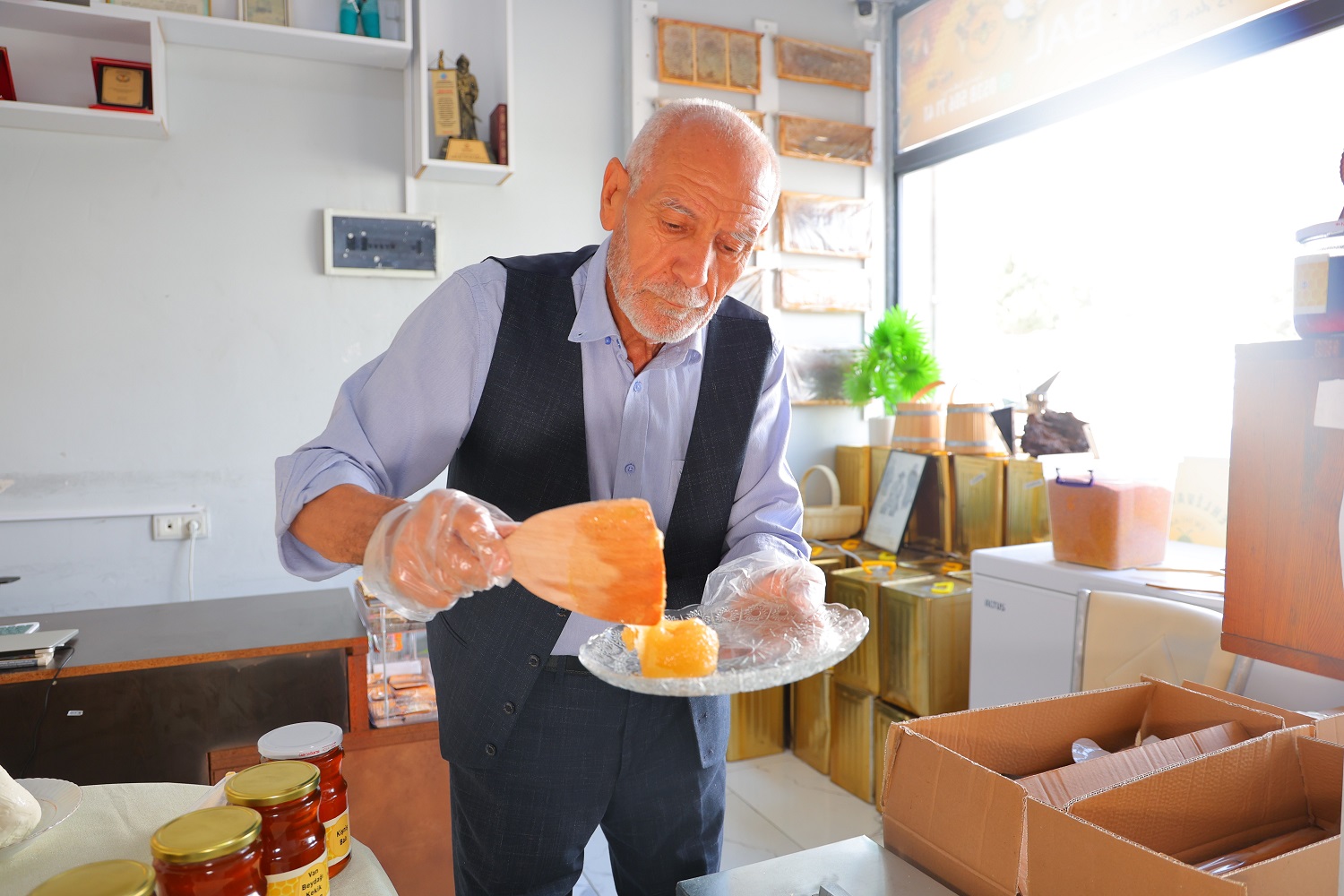Kahramanmaraşlı Balcıdan Ünlü Modele Davet 'Balımızı Tatsın’ (4)