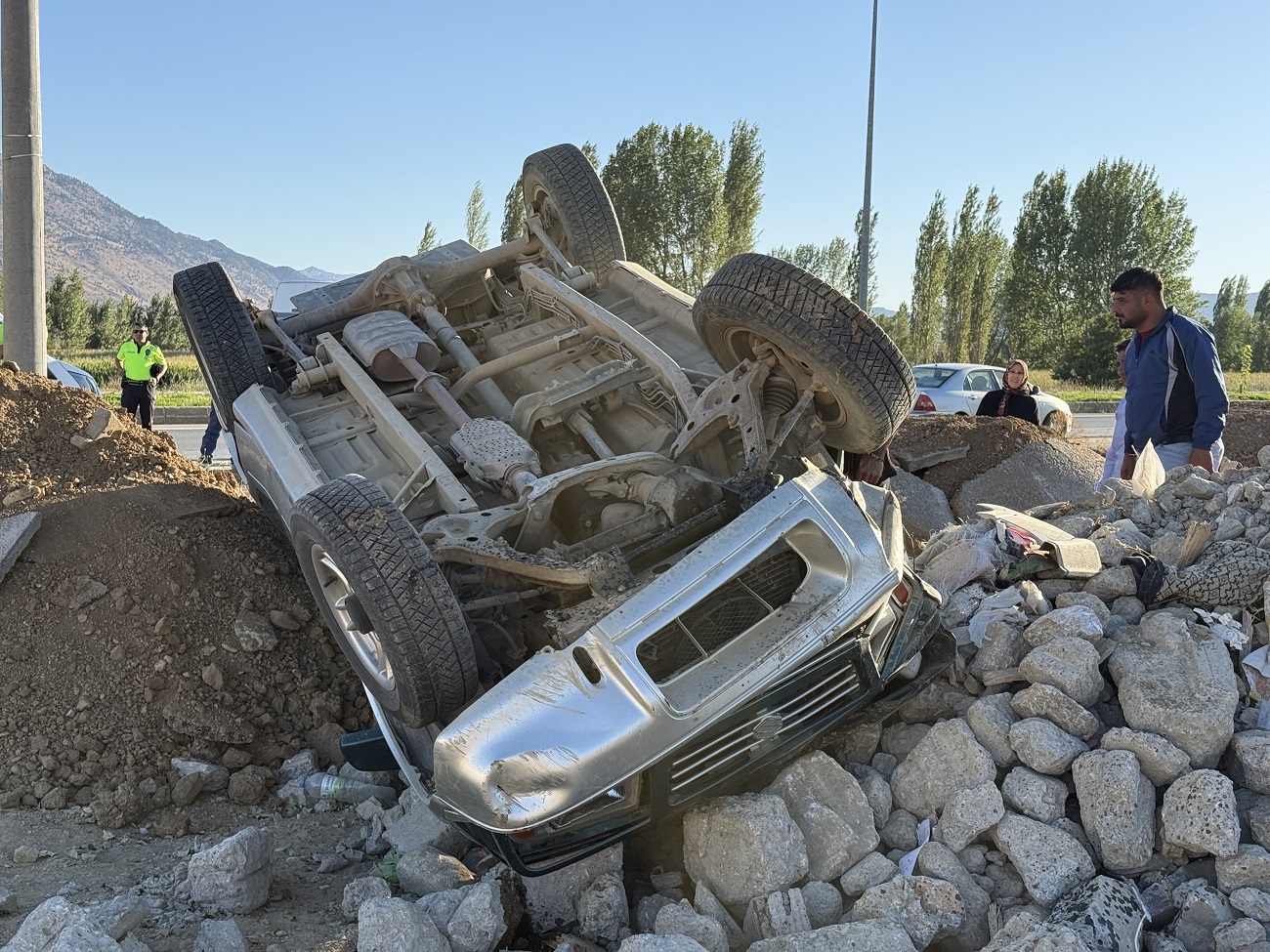Kontrolden Çıkan Cip Devrildi 3 Yaralı (3)