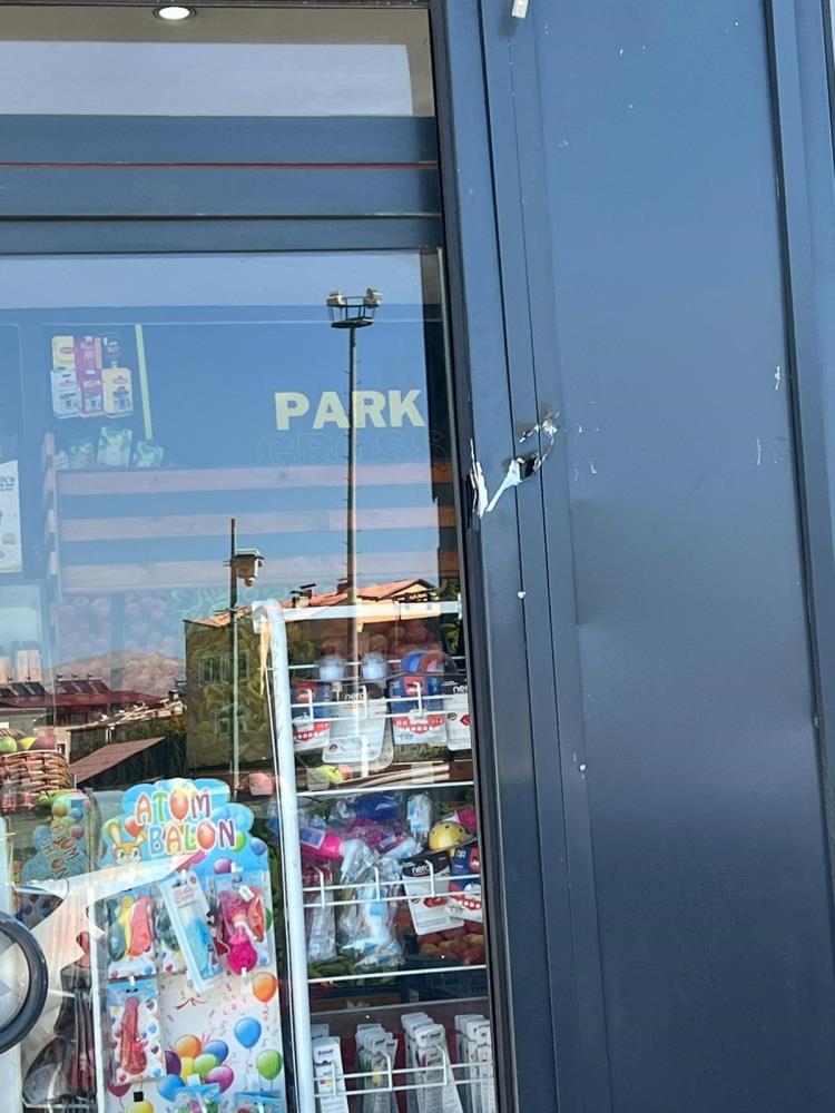 Market Önünde Ses Fişeği Patlatıldı, Polis Çalışma Başlattı 1