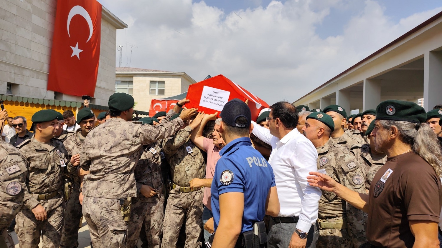 Mersin’de Şehit Düşen Kahramanmaraşlı Polis Memuru İçin Tören Düzenlendi (3)