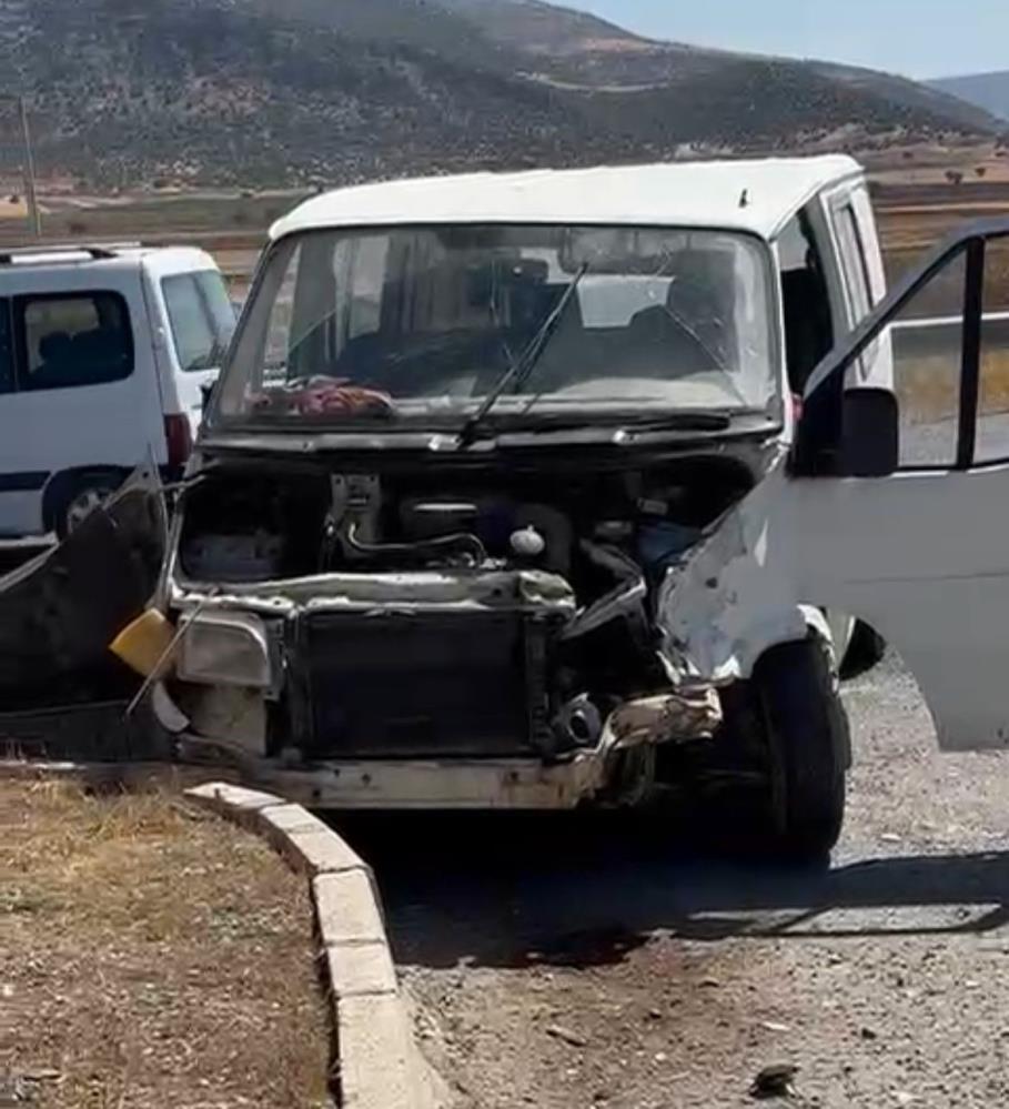Minibüs Ile Kamyonet Çarpıştı 2 Yaralı
