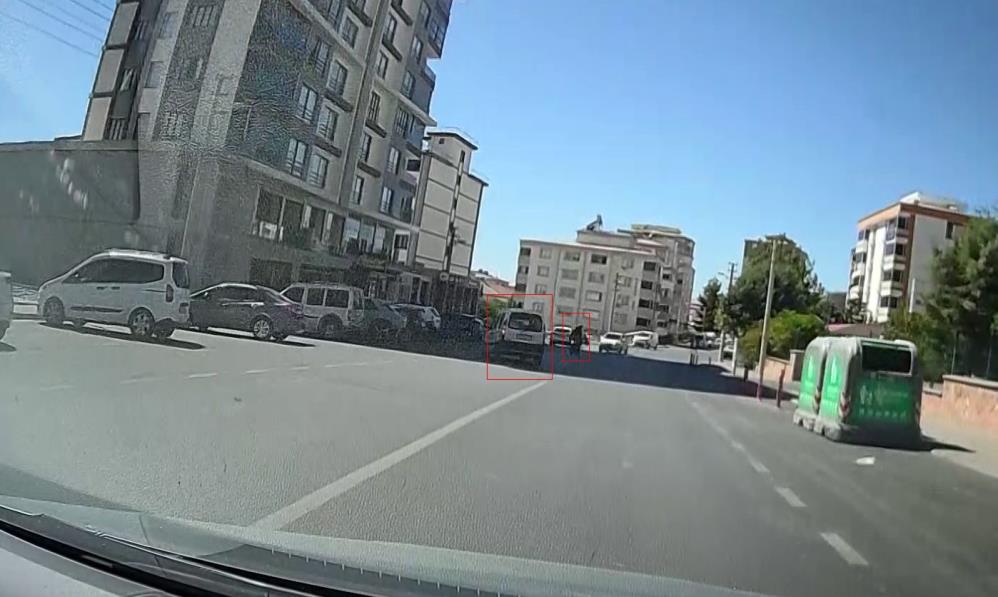 Motosikletli Kurye Önüne Çıkan Araca Çarptı Kaza Kamerada