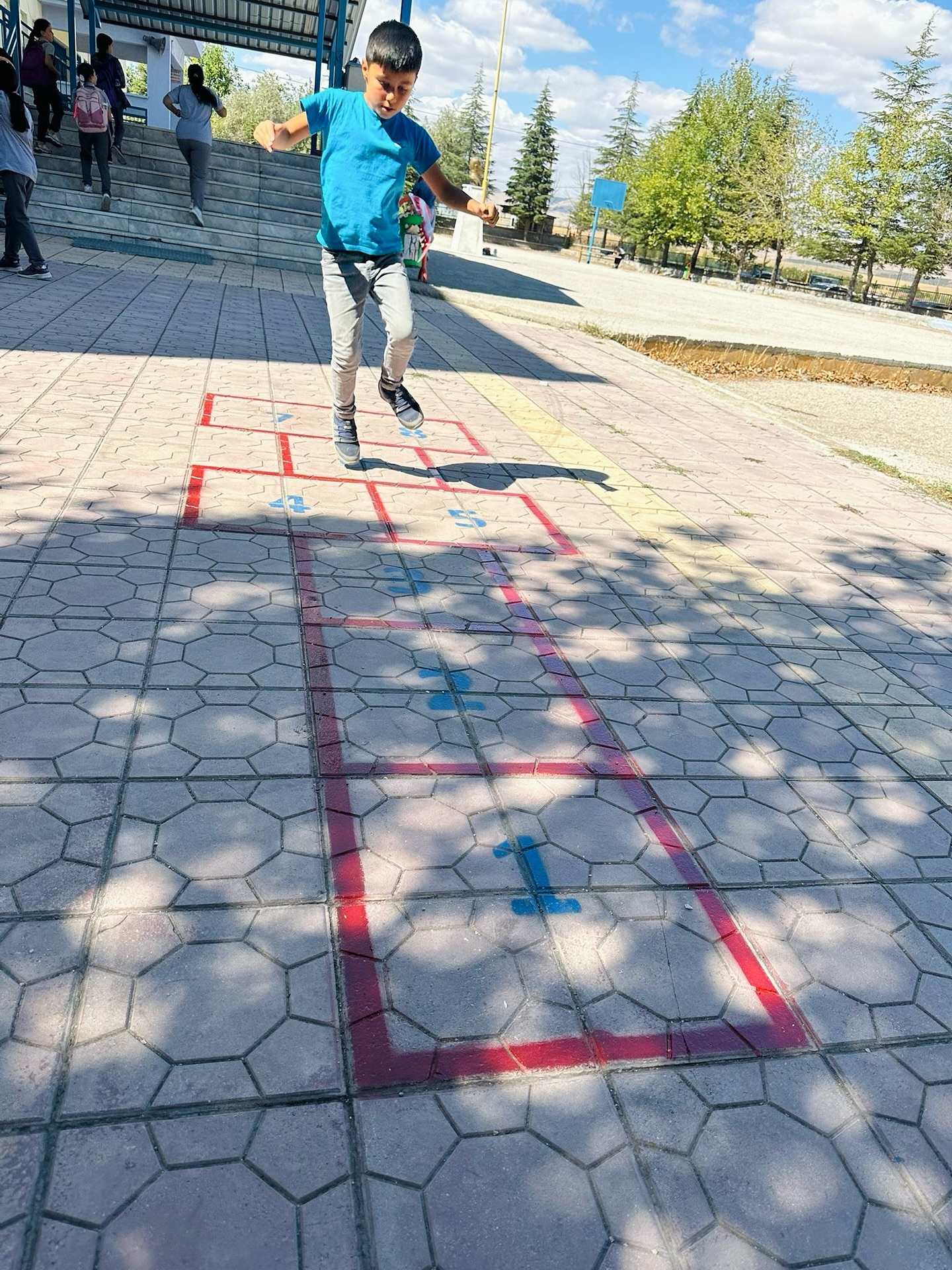 Okul Bahçeleri Geleneksel Oyun Çizgileriyle Renkleniyor5