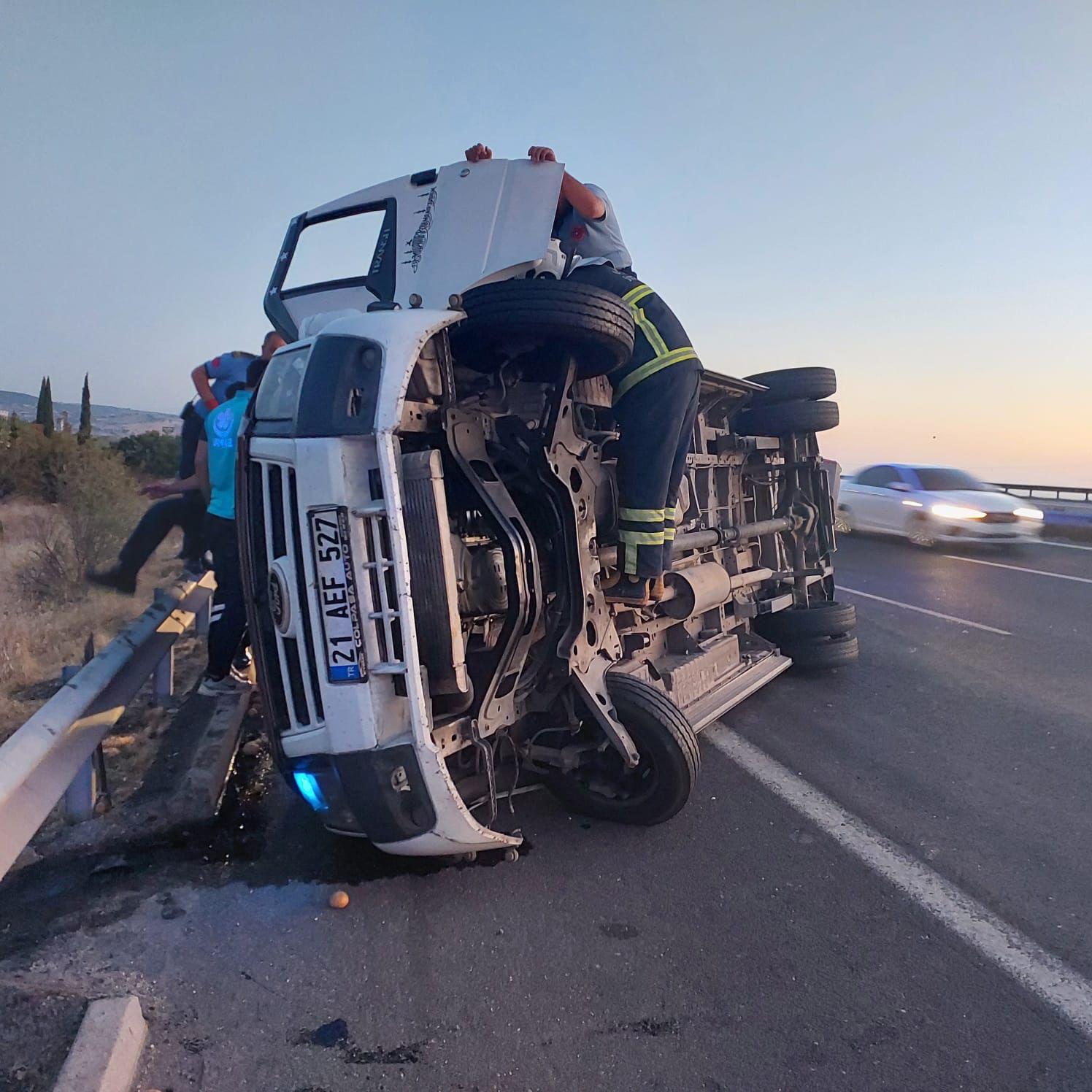 Otoyolda Minibüs Devrildi1 Yaralı1