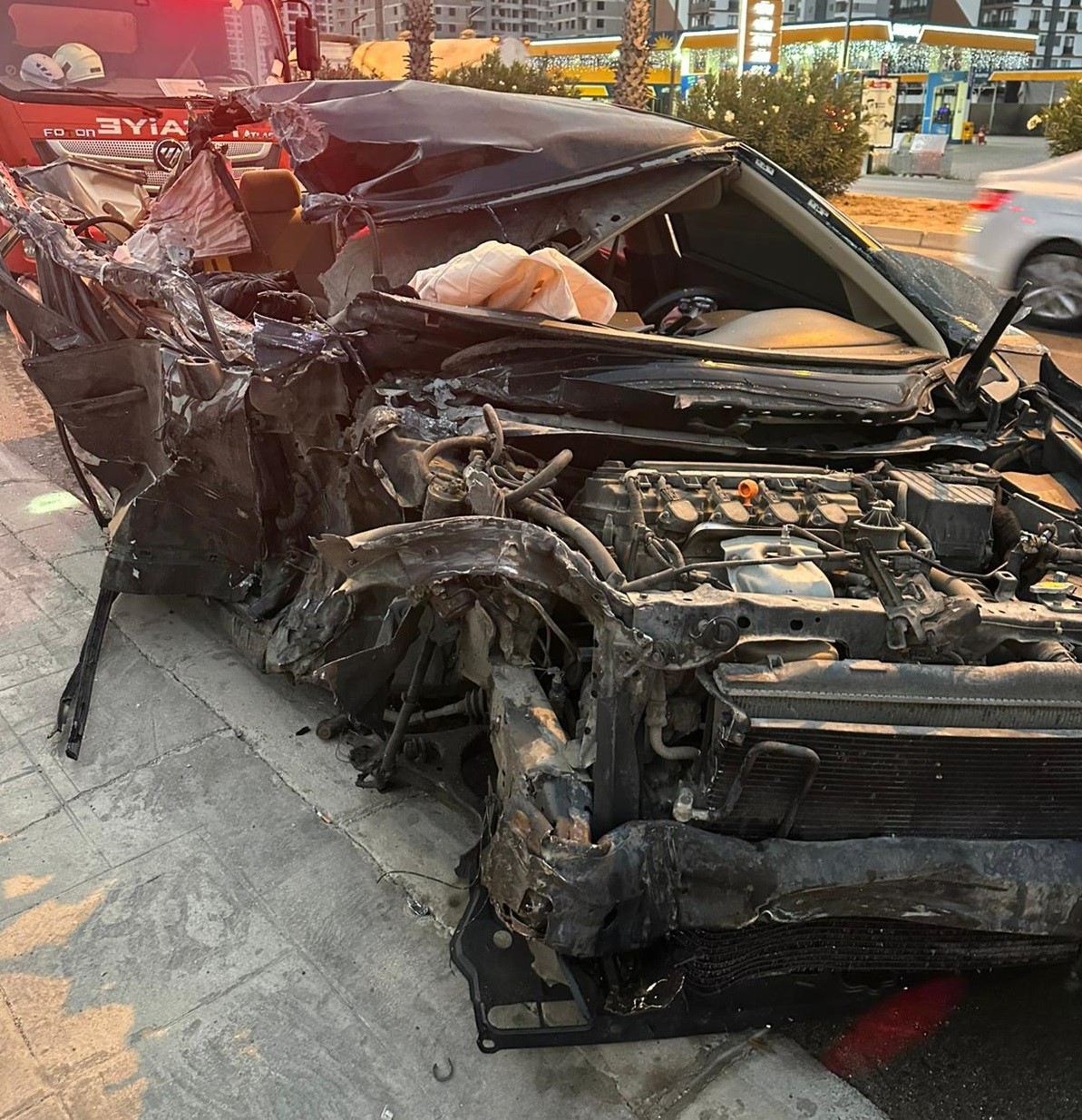 Tekeri Bile Koptu Kamyona Çarpan Otomobil Hurdaya Döndü, 2 Yaralı (2)