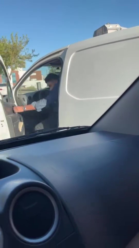 Trafik Kavgası Aracın Camını Yumruklayıp Kırdı (2)
