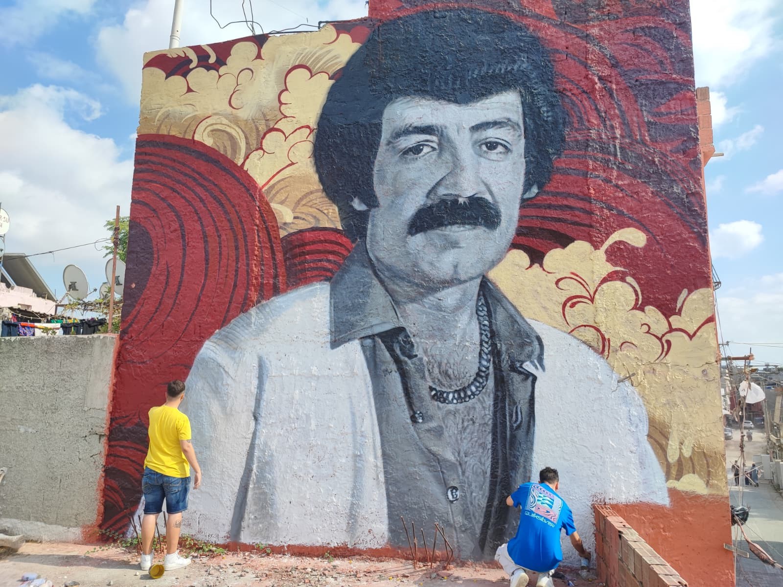 Ünlü Sanatçılar Ferdi Ve Müslüm'ün Grafitileri Büyüdükleri Mahalleye Çizildi (1)