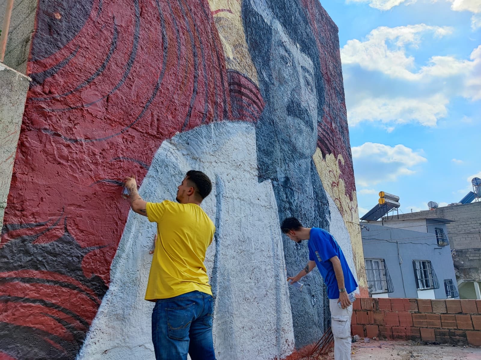 Ünlü Sanatçılar Ferdi Ve Müslüm'ün Grafitileri Büyüdükleri Mahalleye Çizildi (3)
