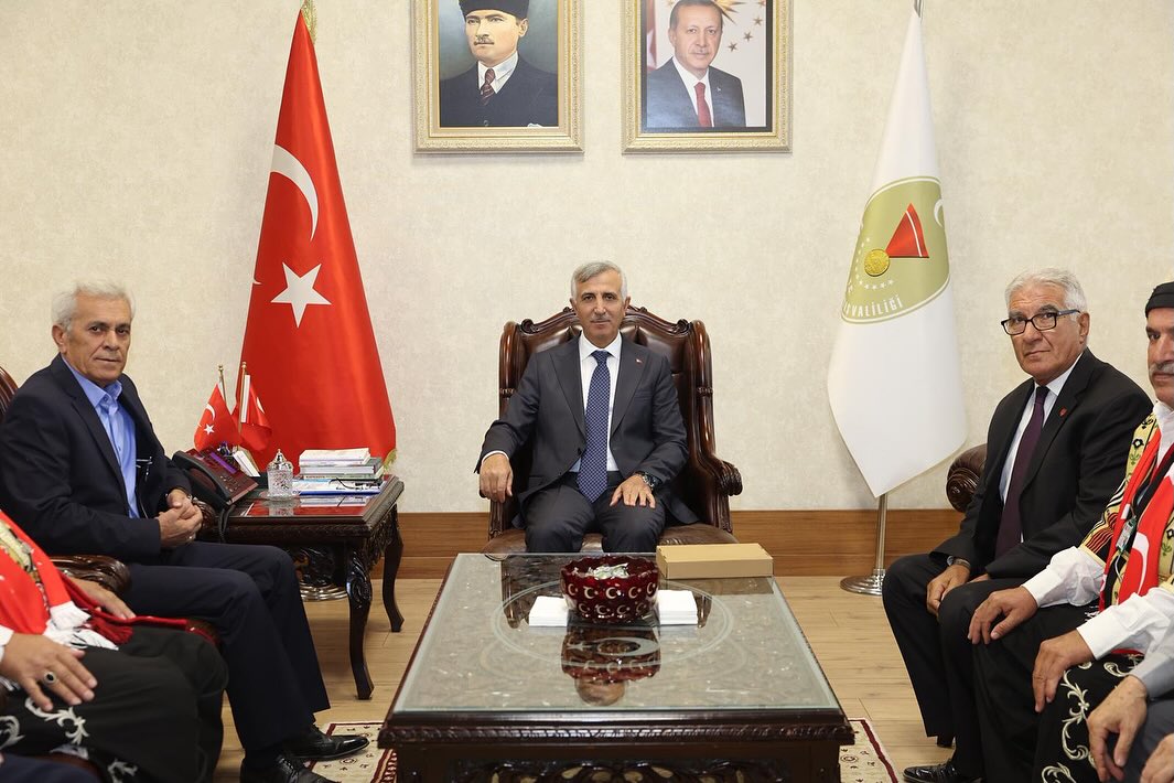Vali Mükerrem Ünlüer, Kuvayı Milliye Mücahitler Derneği’ni Ağırladı1