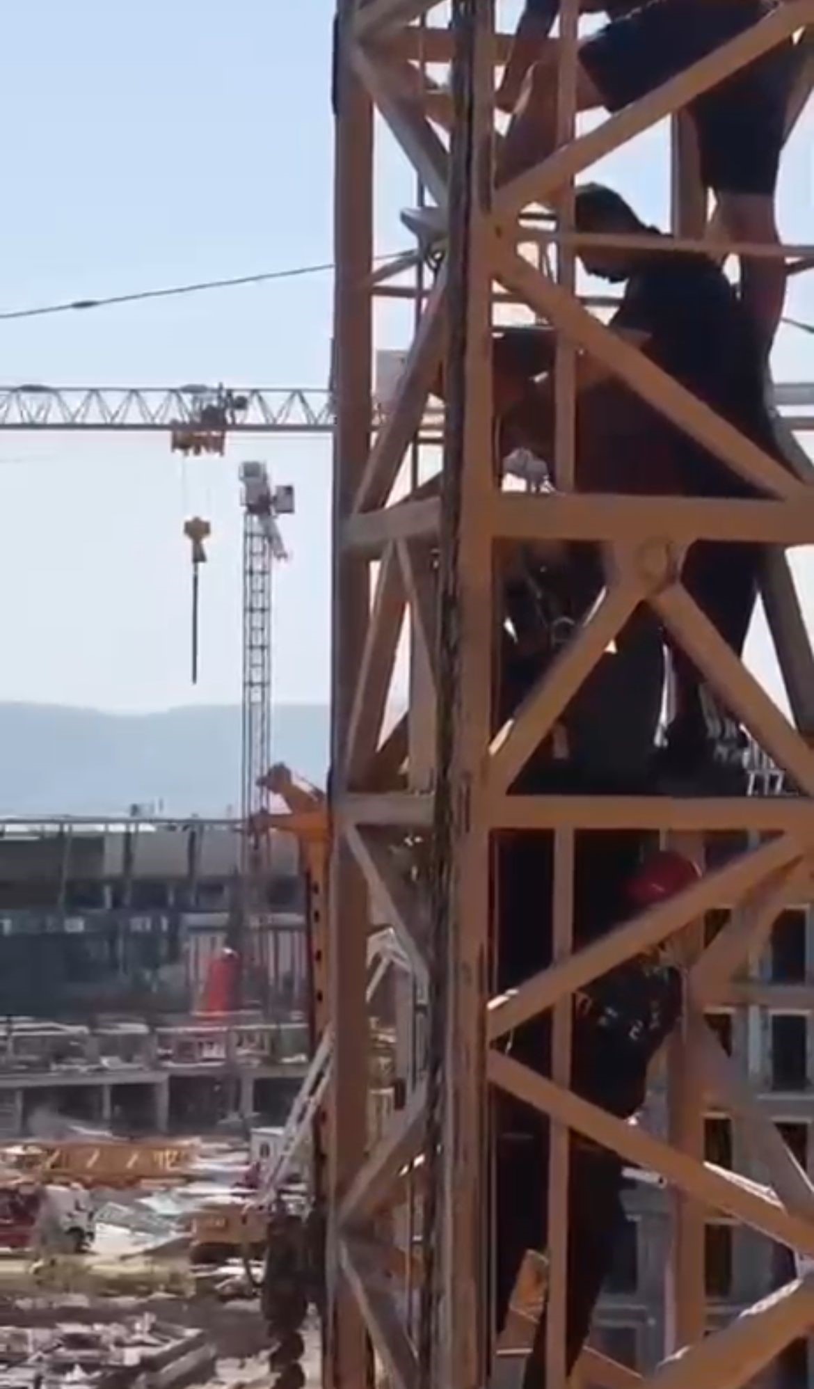 Vinçte Bayılan Operatörü İtfaiye Kurtardı (1)