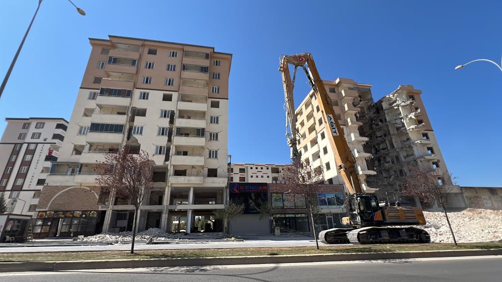 Yıkım Çalışması Sürüyor Ortasında Dev Boşluk Kalan Bina Dikkat Çekti 2