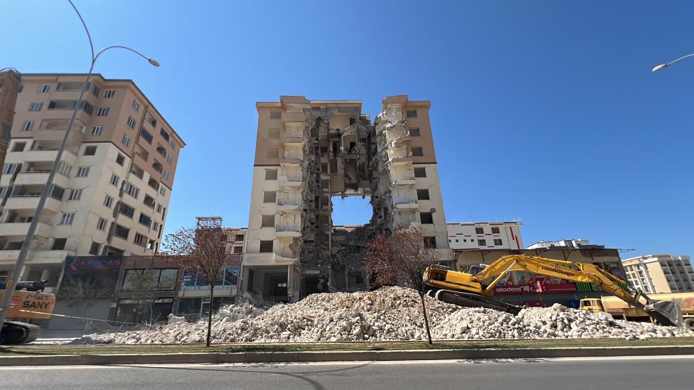 Yıkım Çalışması Sürüyor Ortasında Dev Boşluk Kalan Bina Dikkat Çekti 3