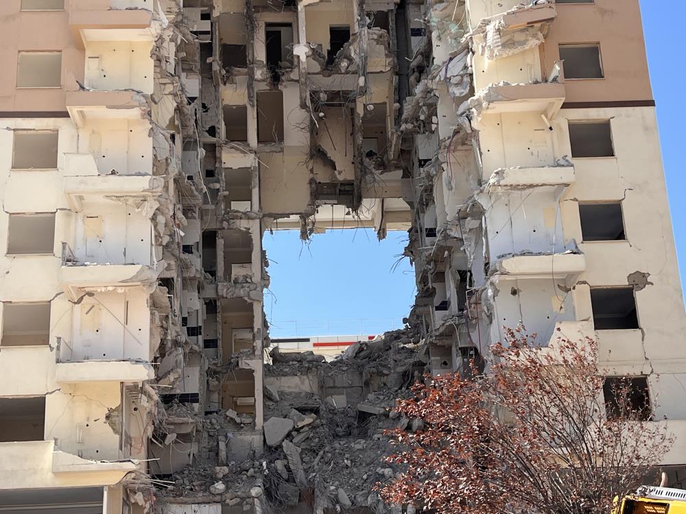 Yıkım Çalışması Sürüyor Ortasında Dev Boşluk Kalan Bina Dikkat Çekti 4
