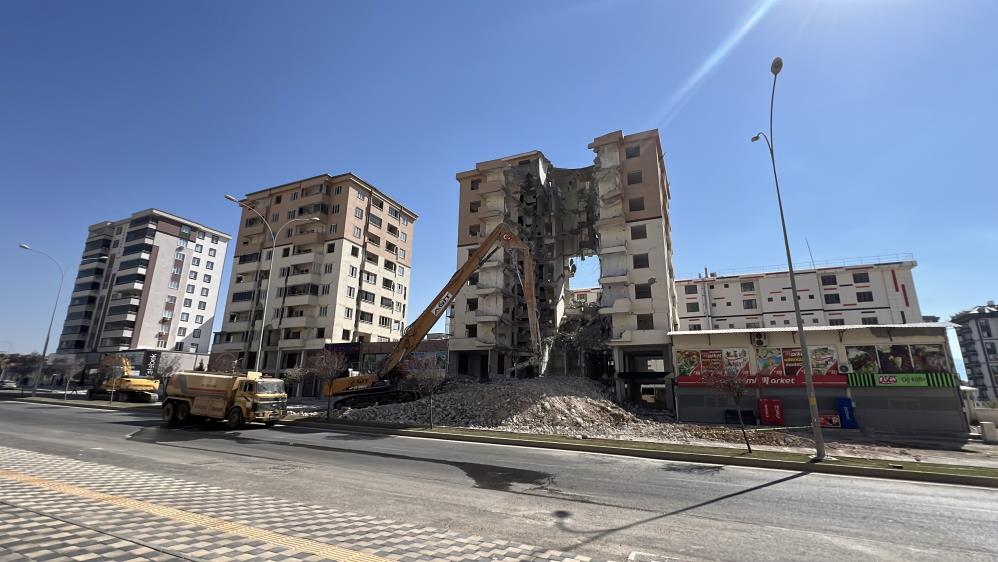 Yıkım Çalışması Sürüyor Ortasında Dev Boşluk Kalan Bina Dikkat Çekti 5