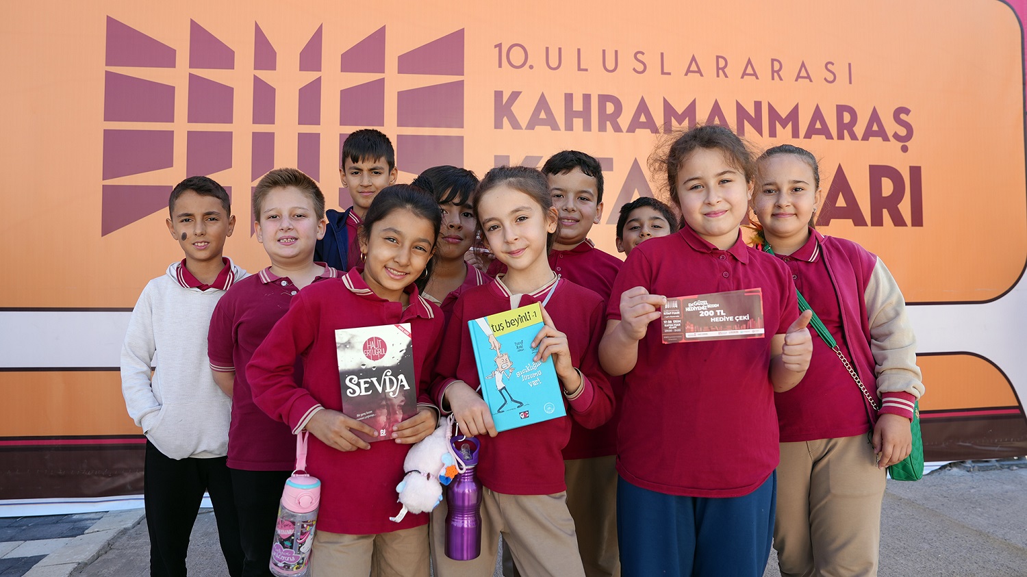 10. Uluslararası Kitap Fuarı, İlk Gününde 20 Bin Ziyaretçiyi Ağırladı (2)