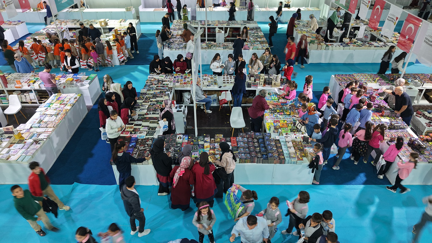 10. Uluslararası Kitap Fuarı, İlk Gününde 20 Bin Ziyaretçiyi Ağırladı (3)