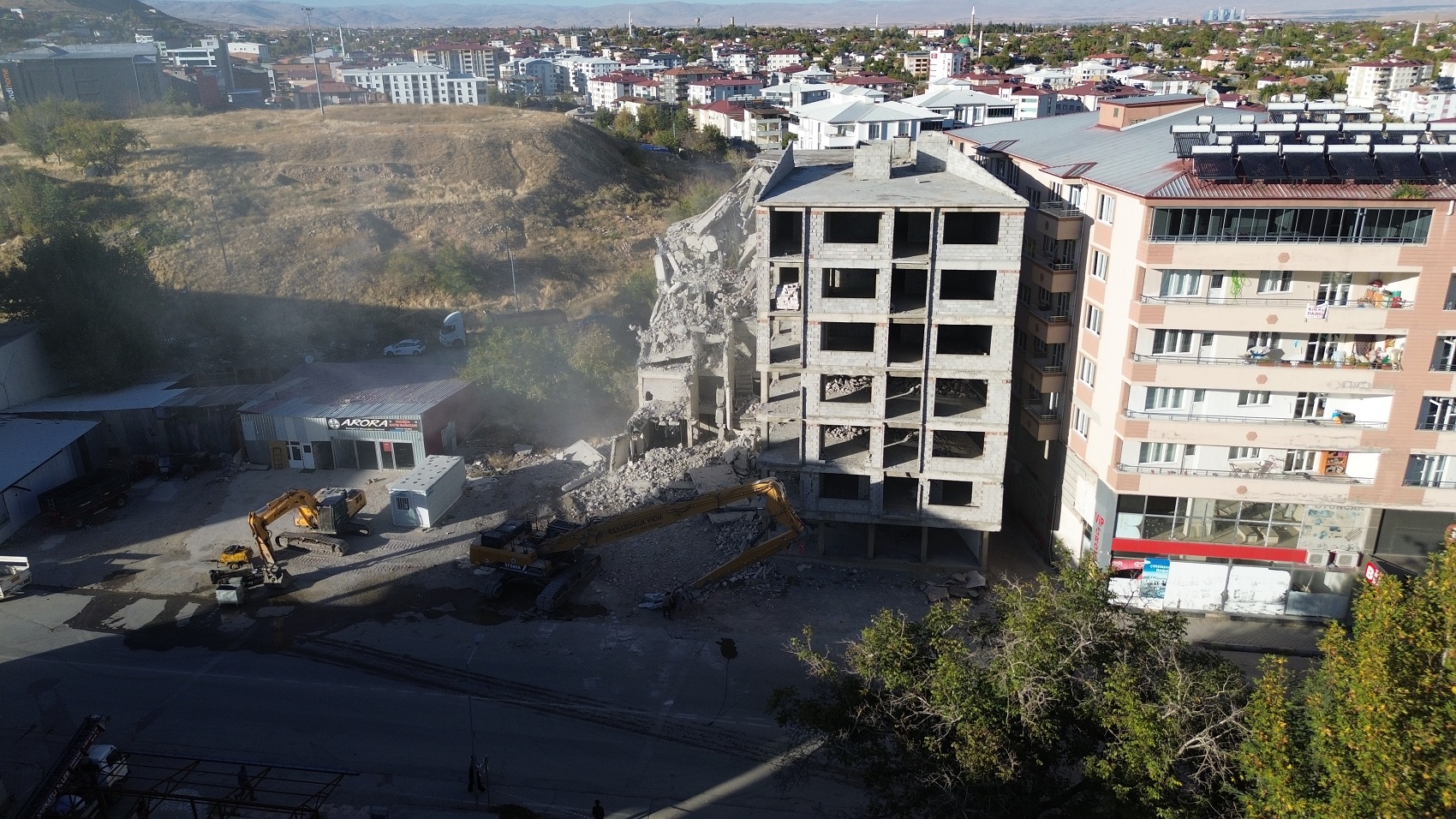 Afşin’de 4. Rezerv Alanında İlk Yıkım Başladı (4)