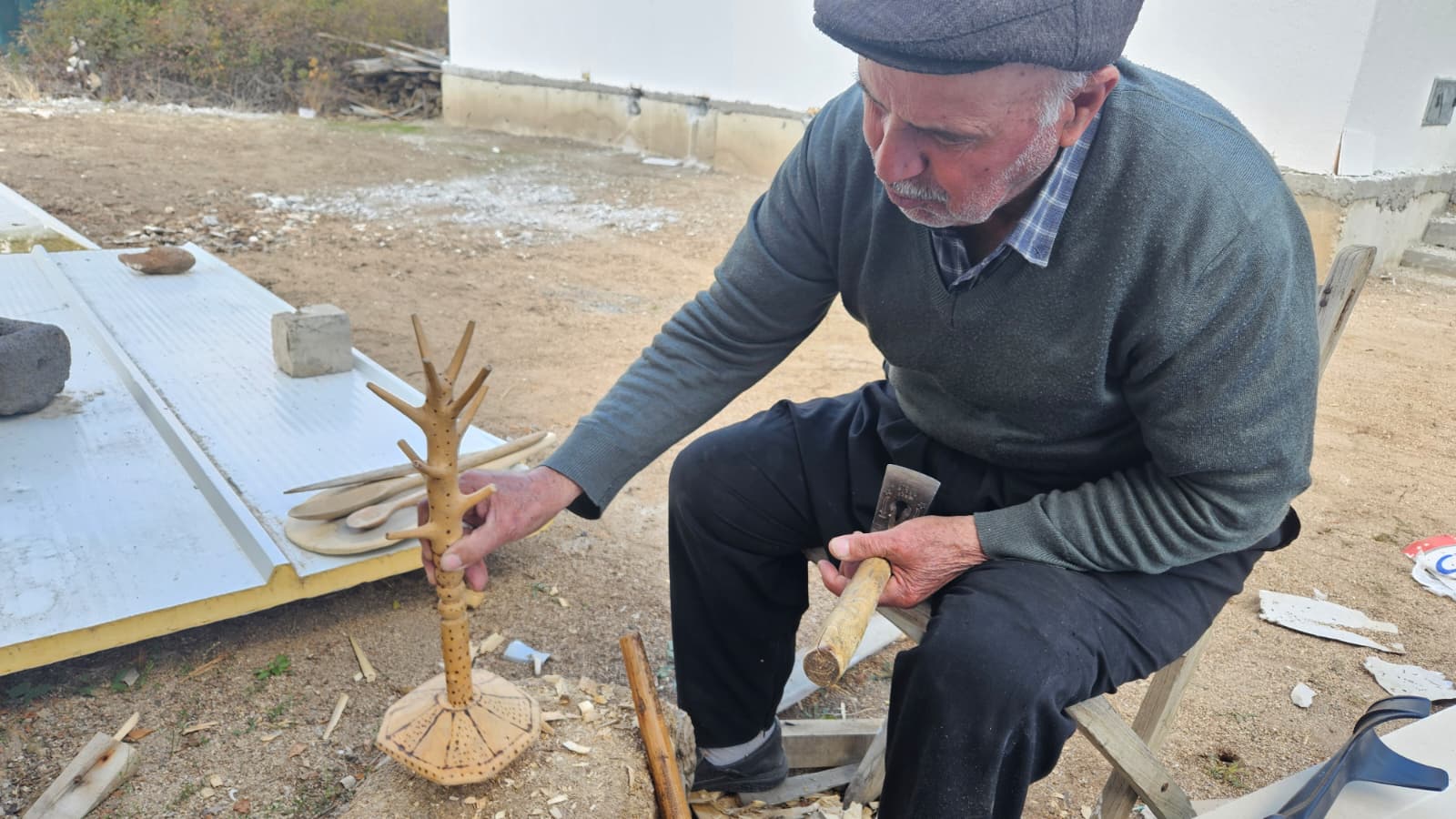 Afşin’de Ağaçları Sanat Eserine Dönüştürüyor 3