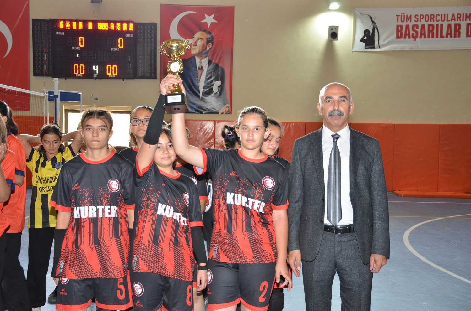 Afşin’de Yıldız Kızlar Voleybol Şampiyonu Mahzuni Şerif Ortaokulu (12)