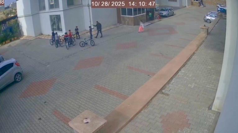 Apartman Önünde Oynayan 8 Yaşındaki Çocuğa Tokat Ve Tekme! 3