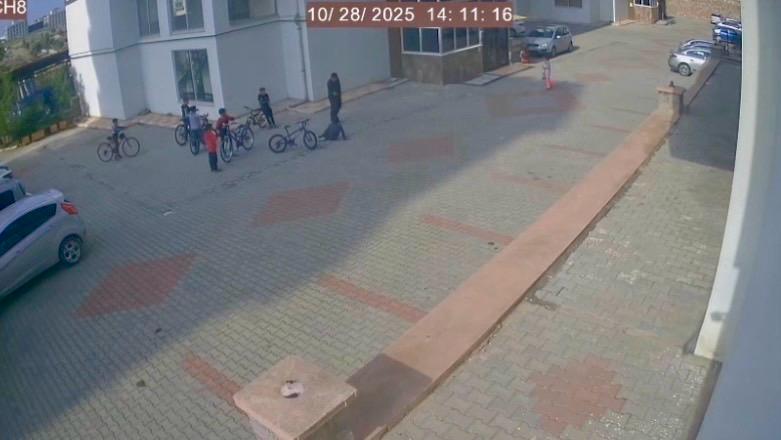 Apartman Önünde Oynayan 8 Yaşındaki Çocuğa Tokat Ve Tekme! 4