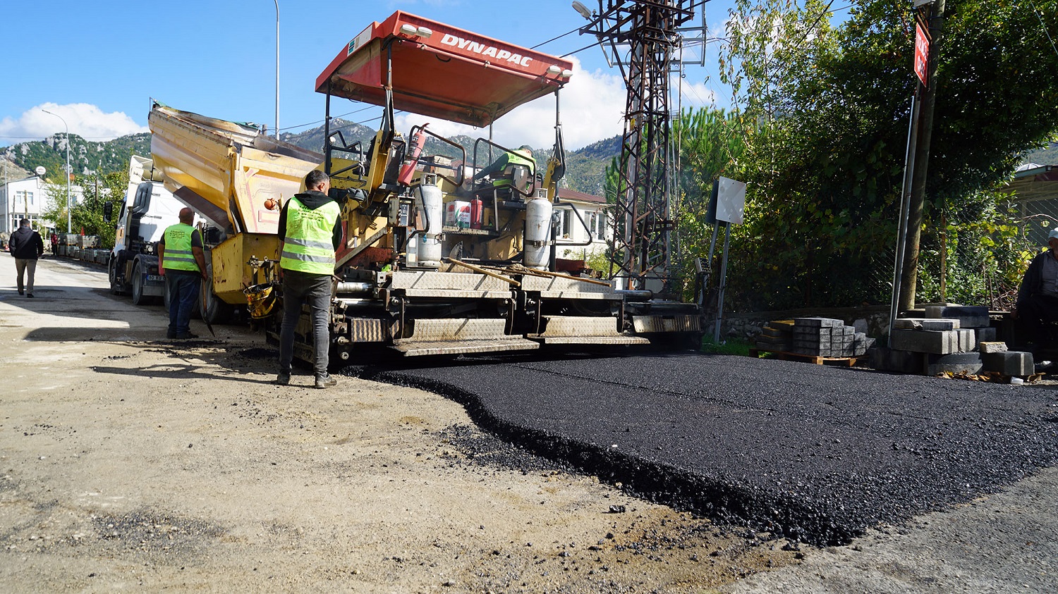 Büyükşehir, Andırın’da 2 Kilometrelik Arteri Sıcak Asfaltla Kaplıyor (1)