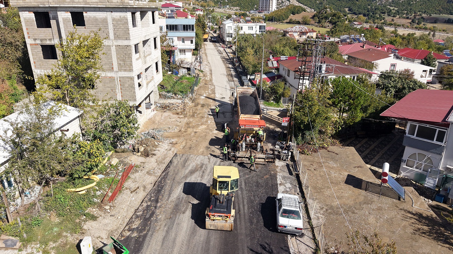 Büyükşehir, Andırın’da 2 Kilometrelik Arteri Sıcak Asfaltla Kaplıyor (3)