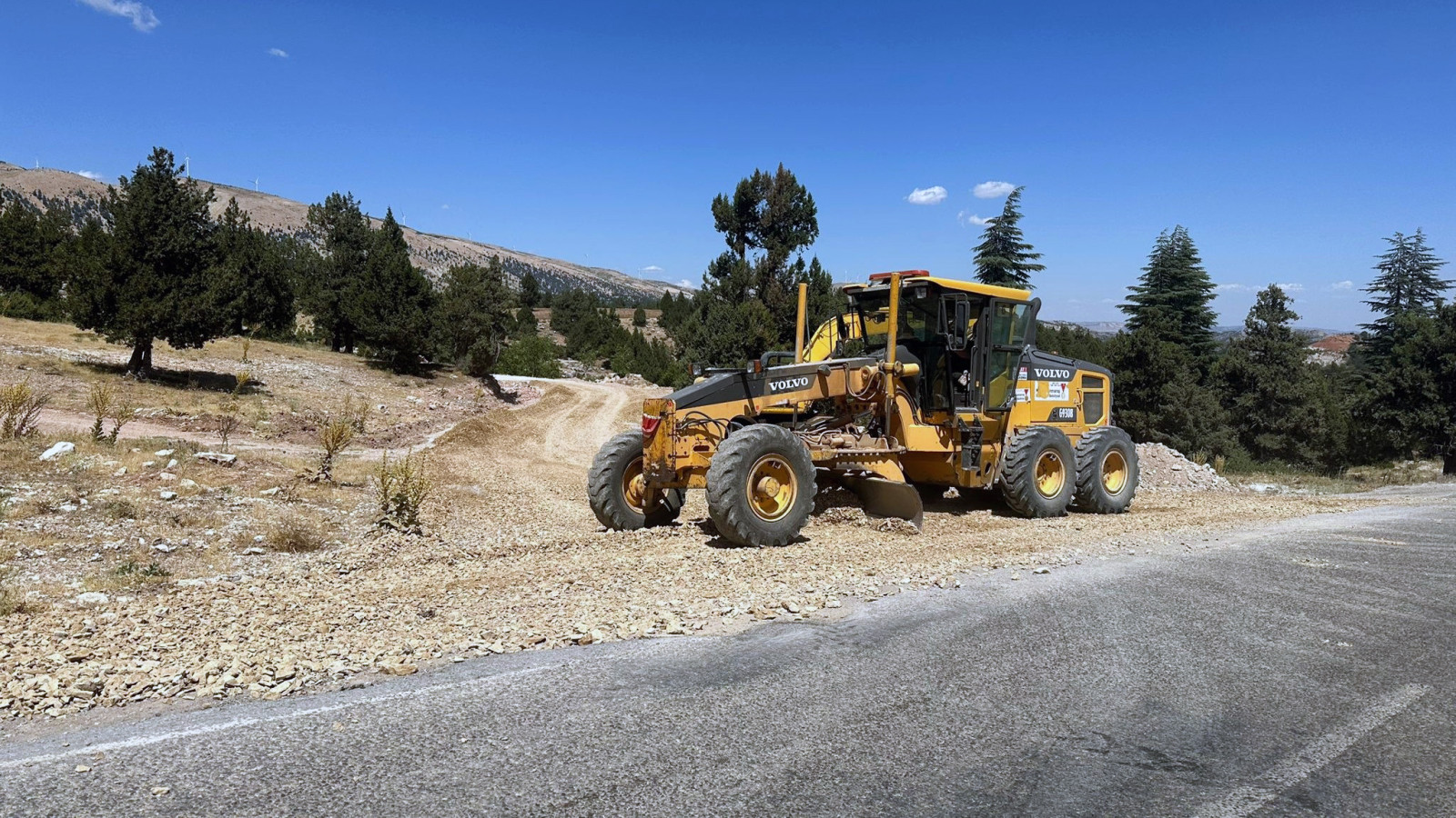 Büyükşehir, Çağlayancerit’te 65 Milyonluk Yol Yatırımı Yapıyor (2)
