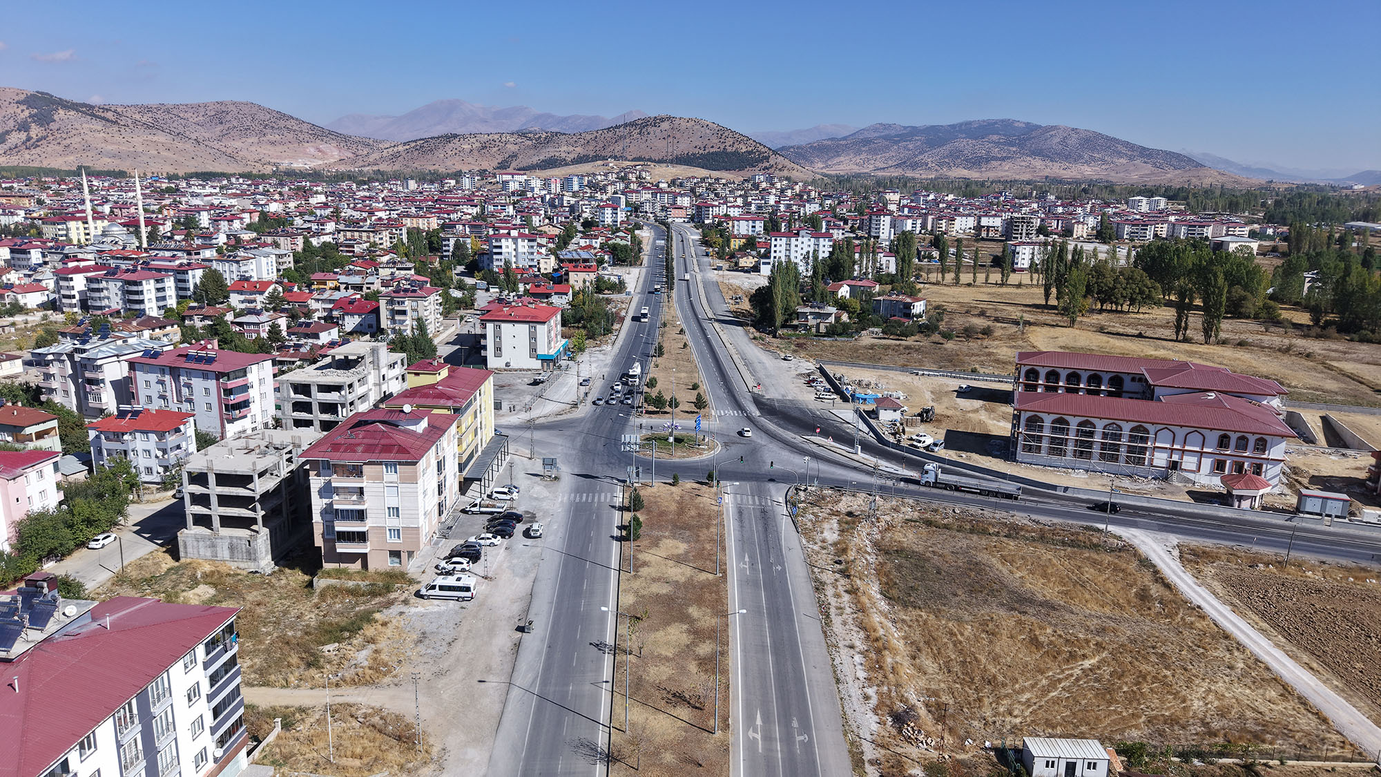 Büyükşehir, Göksun Kavşağı’nda Trafik Akışını Rahatlattı (1)