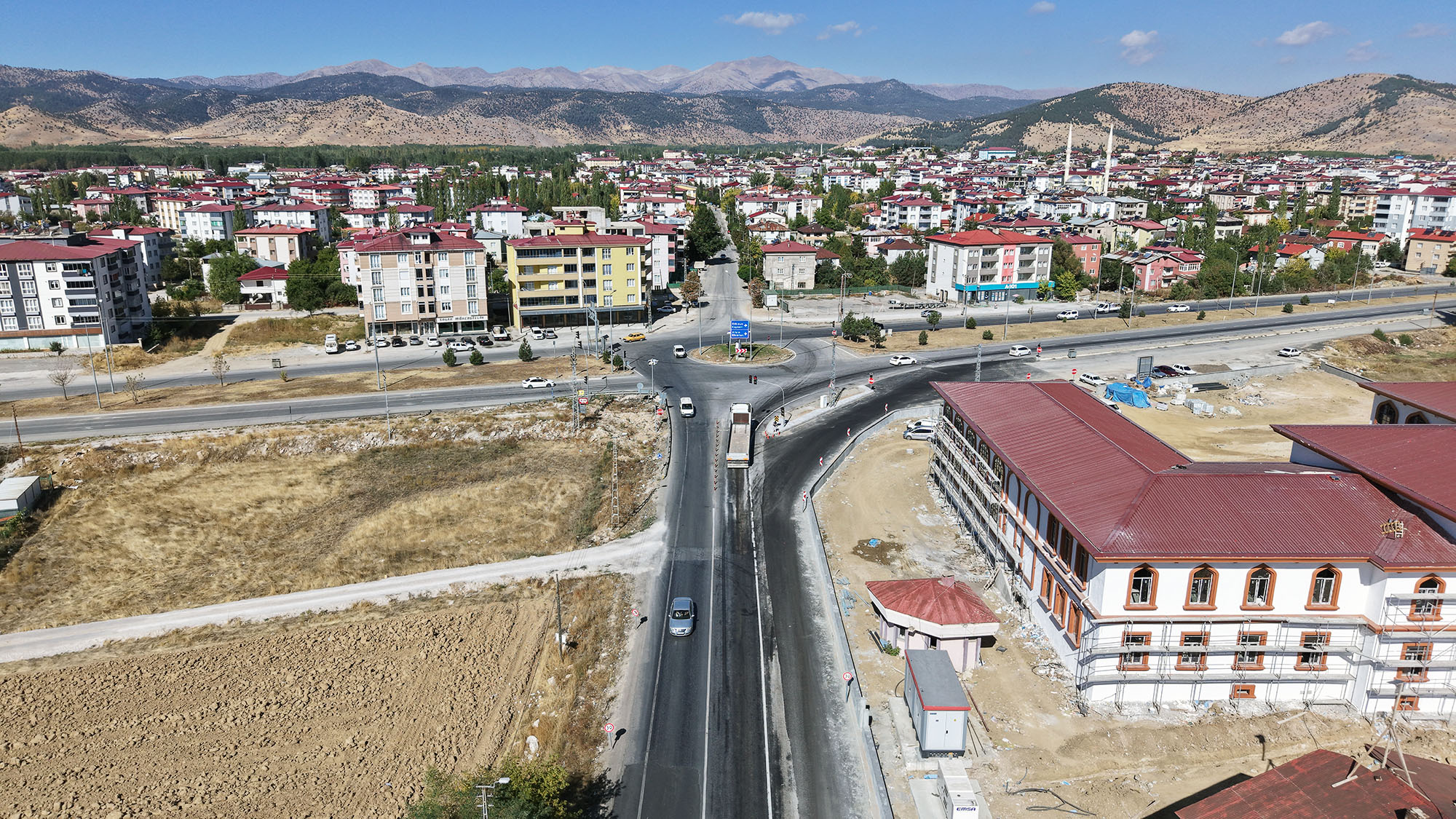 Büyükşehir, Göksun Kavşağı’nda Trafik Akışını Rahatlattı (2)