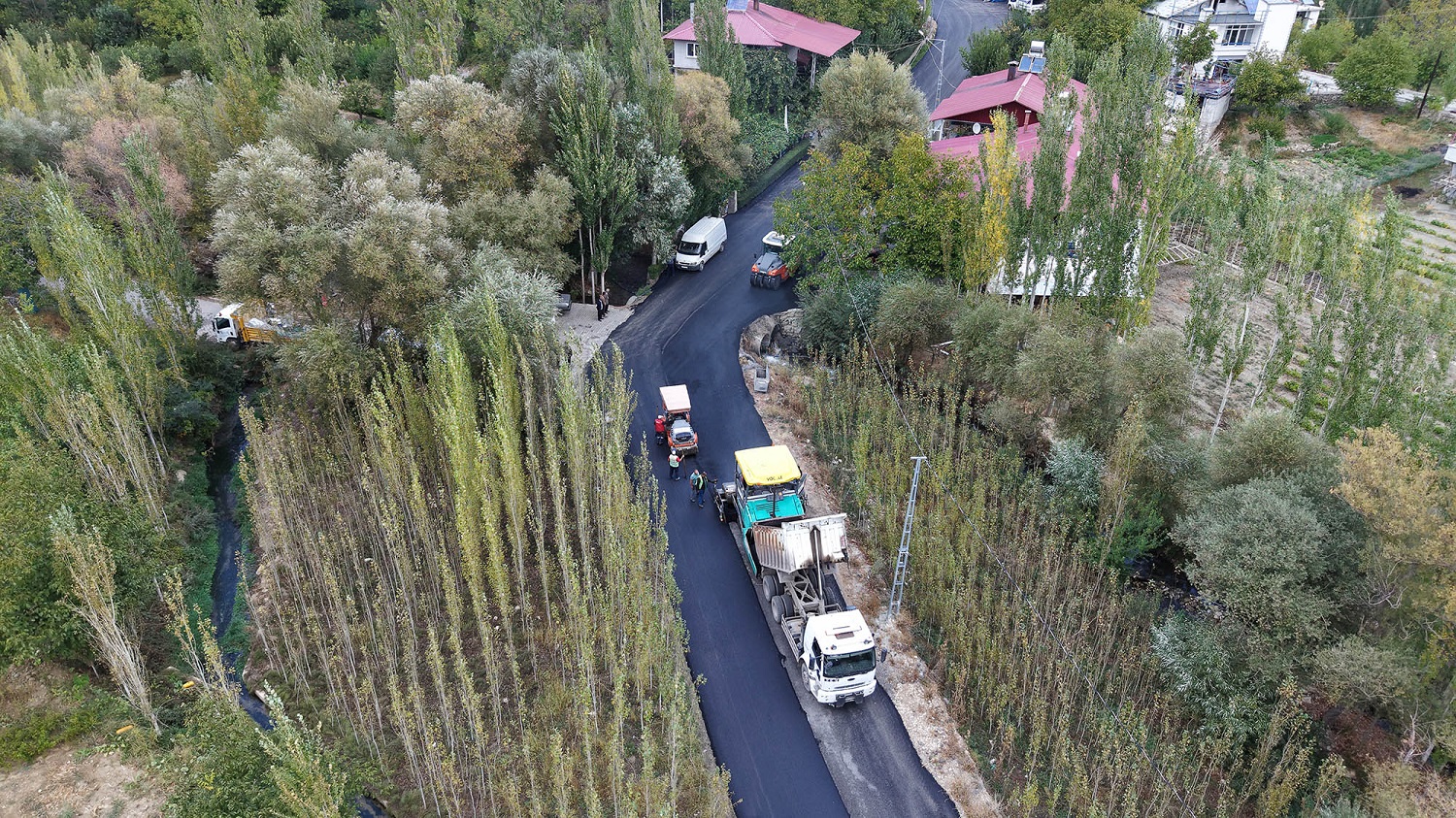 Büyükşehir’den Çağlayancerit Kırsalında Asfalt Atağı (4)