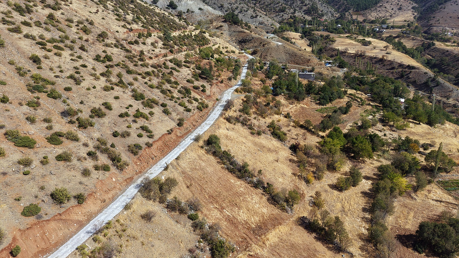 Büyükşehir’den Ekinözü Demirlik’te Yol Yenileme Çalışması (2)