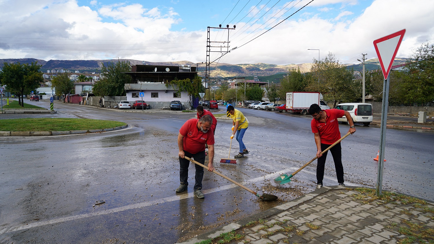 Büyükşehir’den Yağış Sonrası Hızlı Müdahale; Ekipler Sahada, Şehir Temizleniyor (3)