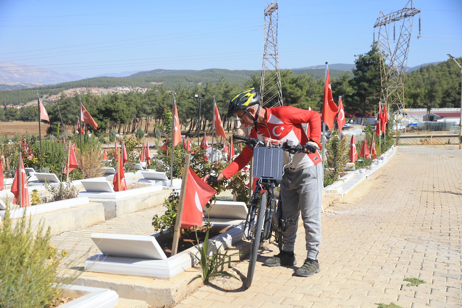 Deprem Farkındalığı Ve Deprem Şehitleri İçin İzmir'den Kahramanmaraş'a Pedal Çevirdi (1)