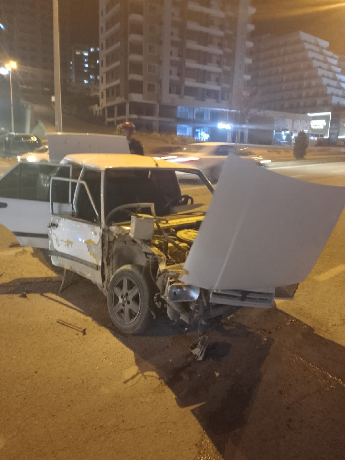 Freni Tutmayan Otomobil Refüje Çarptı 5 Kişi Yaralandı 1