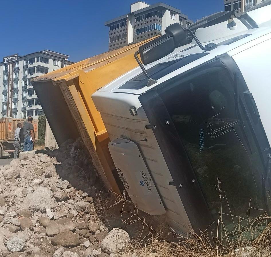 Hafriyat Yüklü Kamyon Devrildi 1 Yaralı (2)