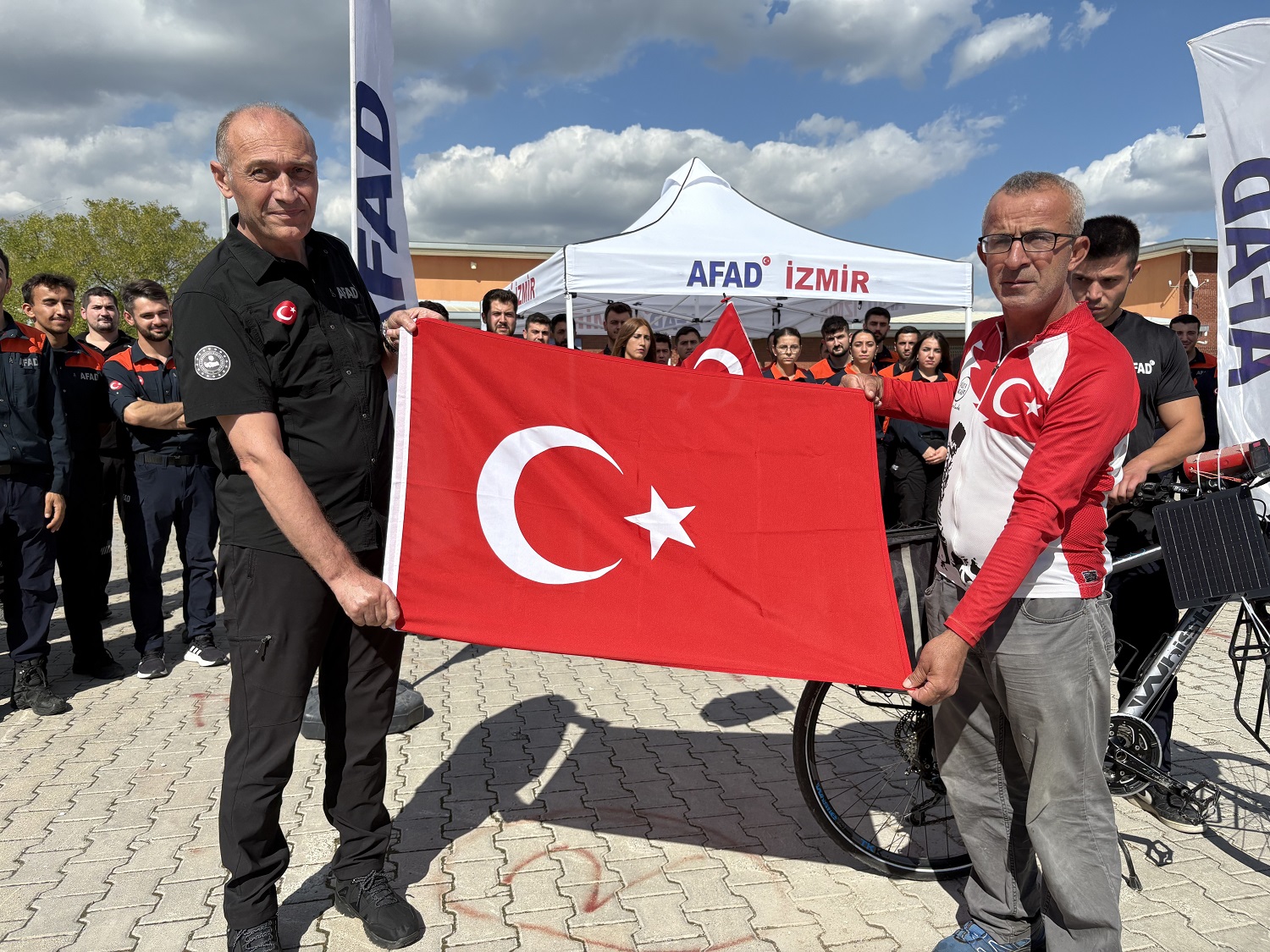 İzmirli Gezgin ‘Asrın Felaketi’ne Farkındalık İçin Pedal Çeviriyor (2)