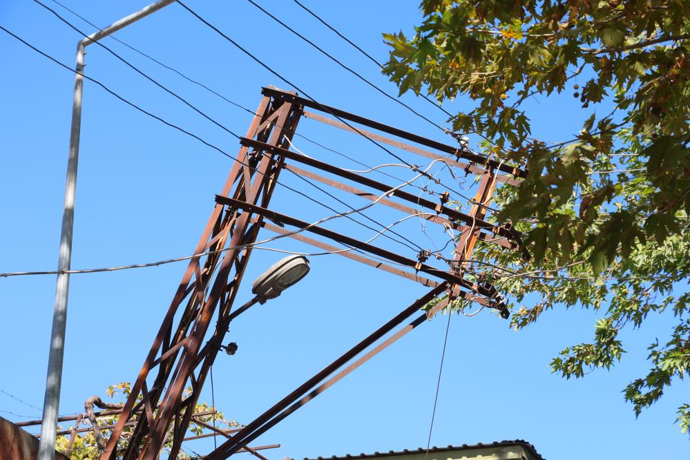Kamyonun Çarptığı Elektrik Direği Aylardır Eğik Halde Duruyor 1