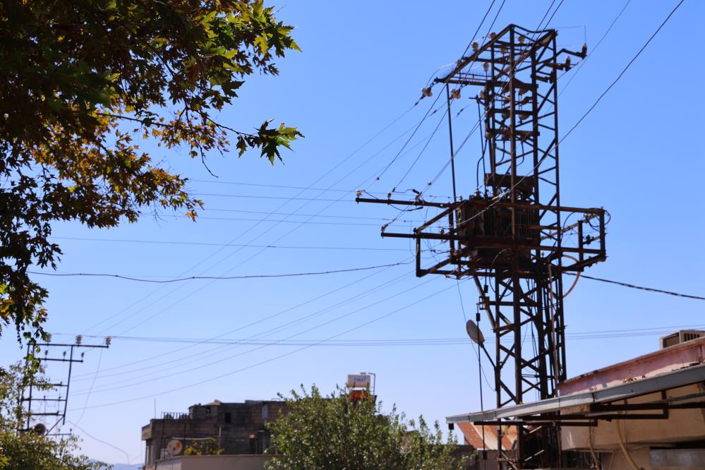 Kamyonun Çarptığı Elektrik Direği Aylardır Eğik Halde Duruyor 5