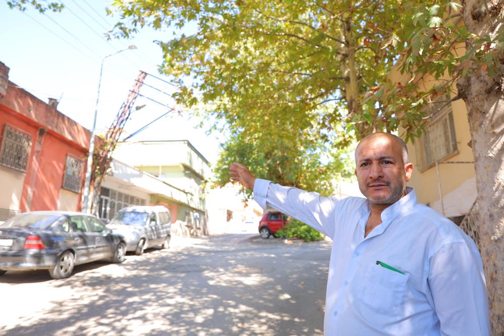 Kamyonun Çarptığı Elektrik Direği Aylardır Eğik Halde Duruyor