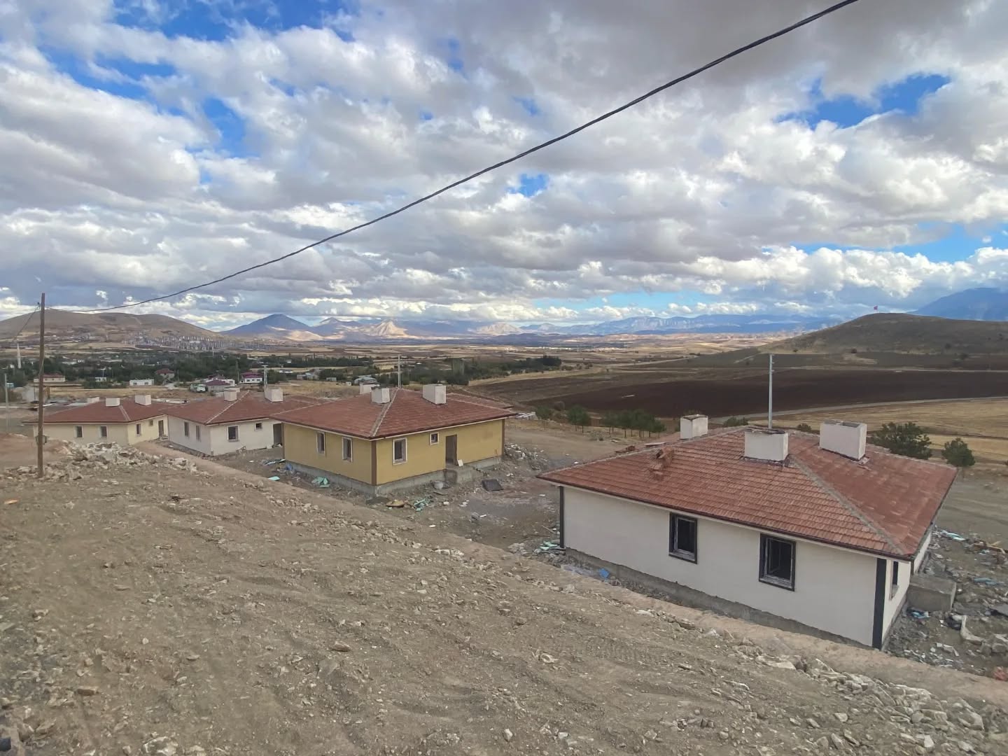 Kaymakam Sarıdoğan, Alimpınar Mahallesi’nde Kırsal Konut Çalışmalarını İnceledi3