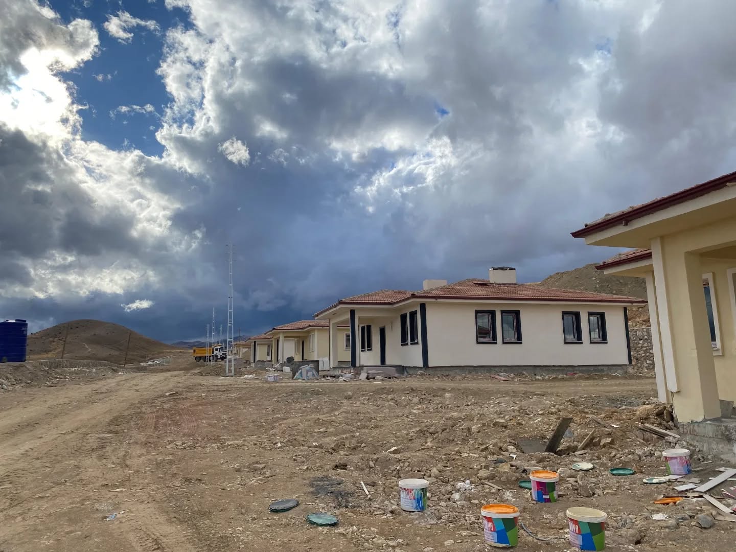 Kaymakam Sarıdoğan, Alimpınar Mahallesi’nde Kırsal Konut Çalışmalarını İnceledi4