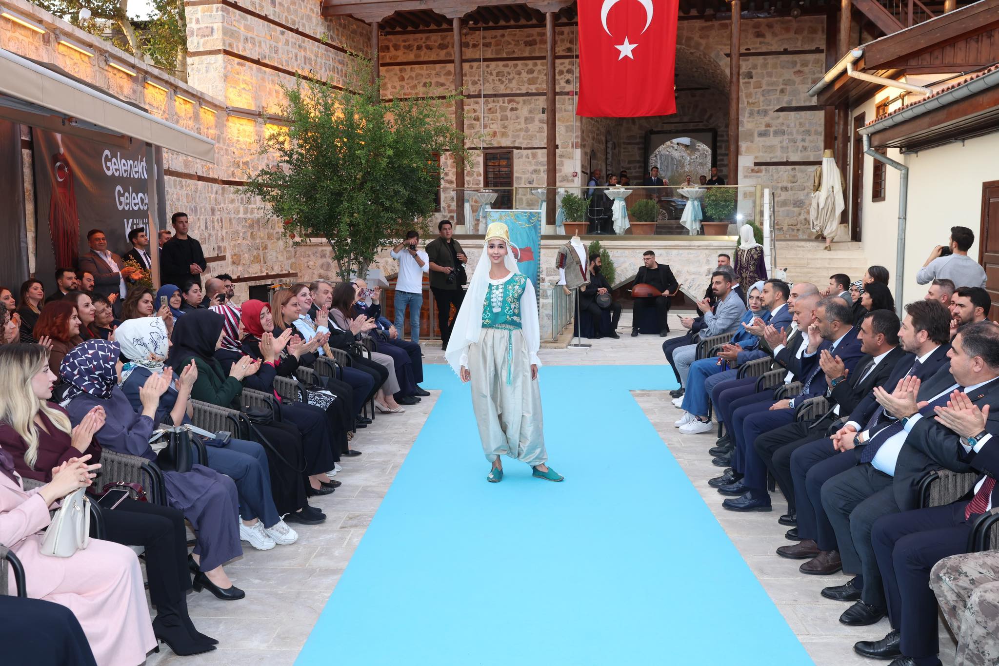 “Köklerden Zarafete Garbiyeli” Temalı Defileyle Zaman Yolculuğu2