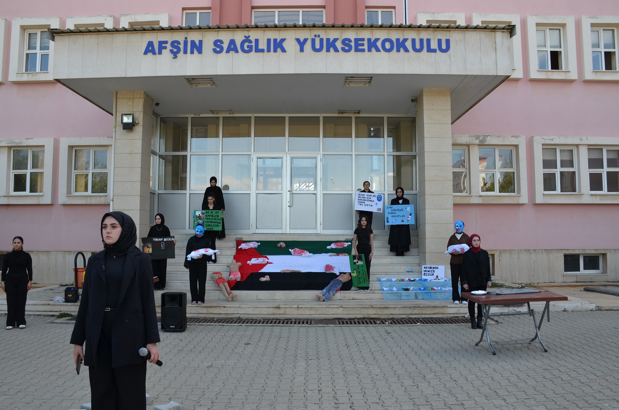 Öğrencilerden Anlamlı Duruş “Zulme Sessiz Kalmak İnsanlığa İhanettir” (1)