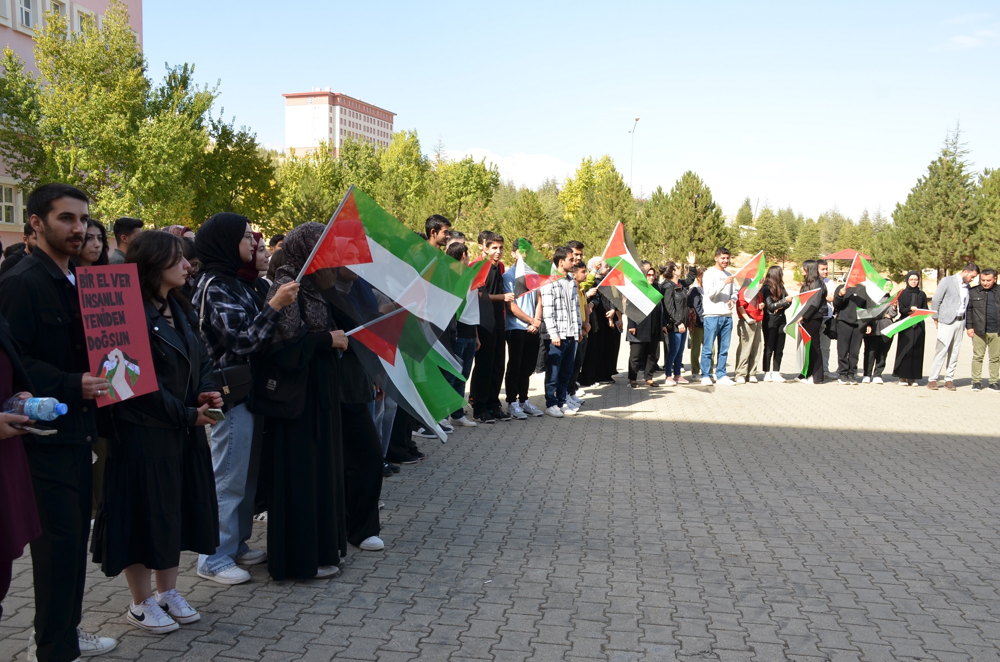 Öğrencilerden Anlamlı Duruş “Zulme Sessiz Kalmak İnsanlığa İhanettir” (14)