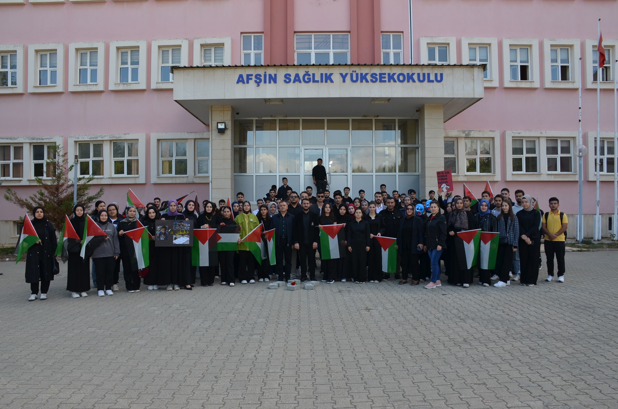 Öğrencilerden Anlamlı Duruş “Zulme Sessiz Kalmak İnsanlığa İhanettir” (15)