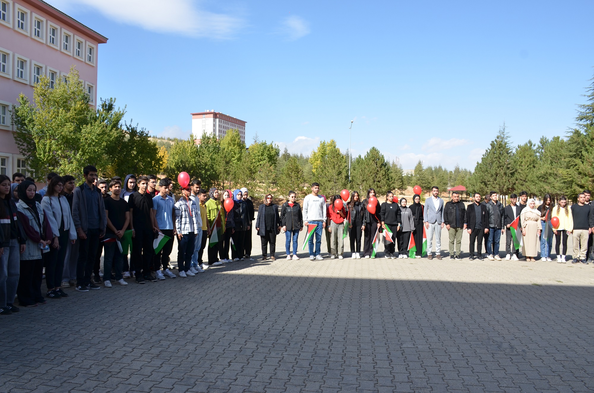Öğrencilerden Anlamlı Duruş “Zulme Sessiz Kalmak İnsanlığa İhanettir” (2)