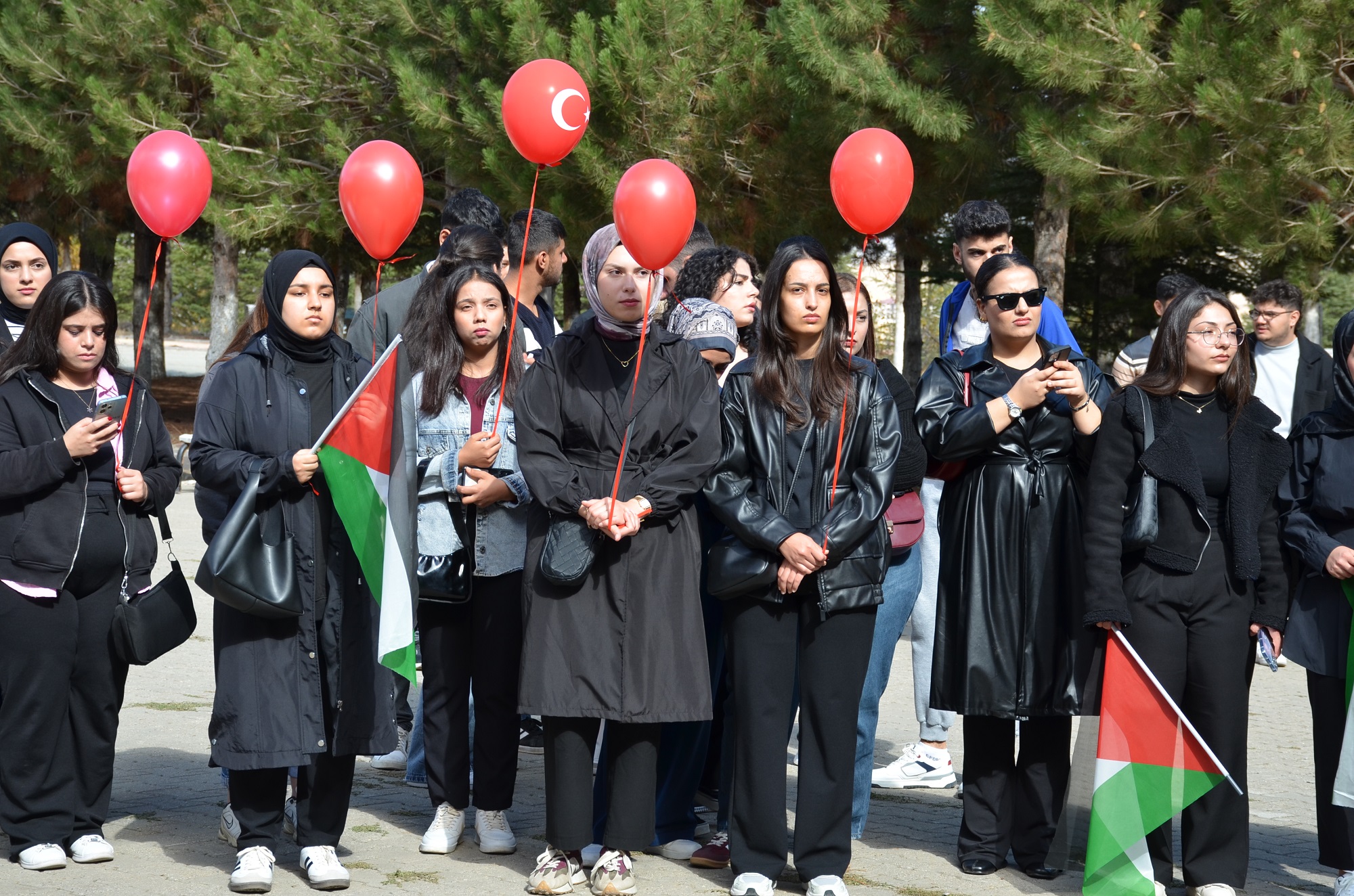 Öğrencilerden Anlamlı Duruş “Zulme Sessiz Kalmak İnsanlığa İhanettir” (7)