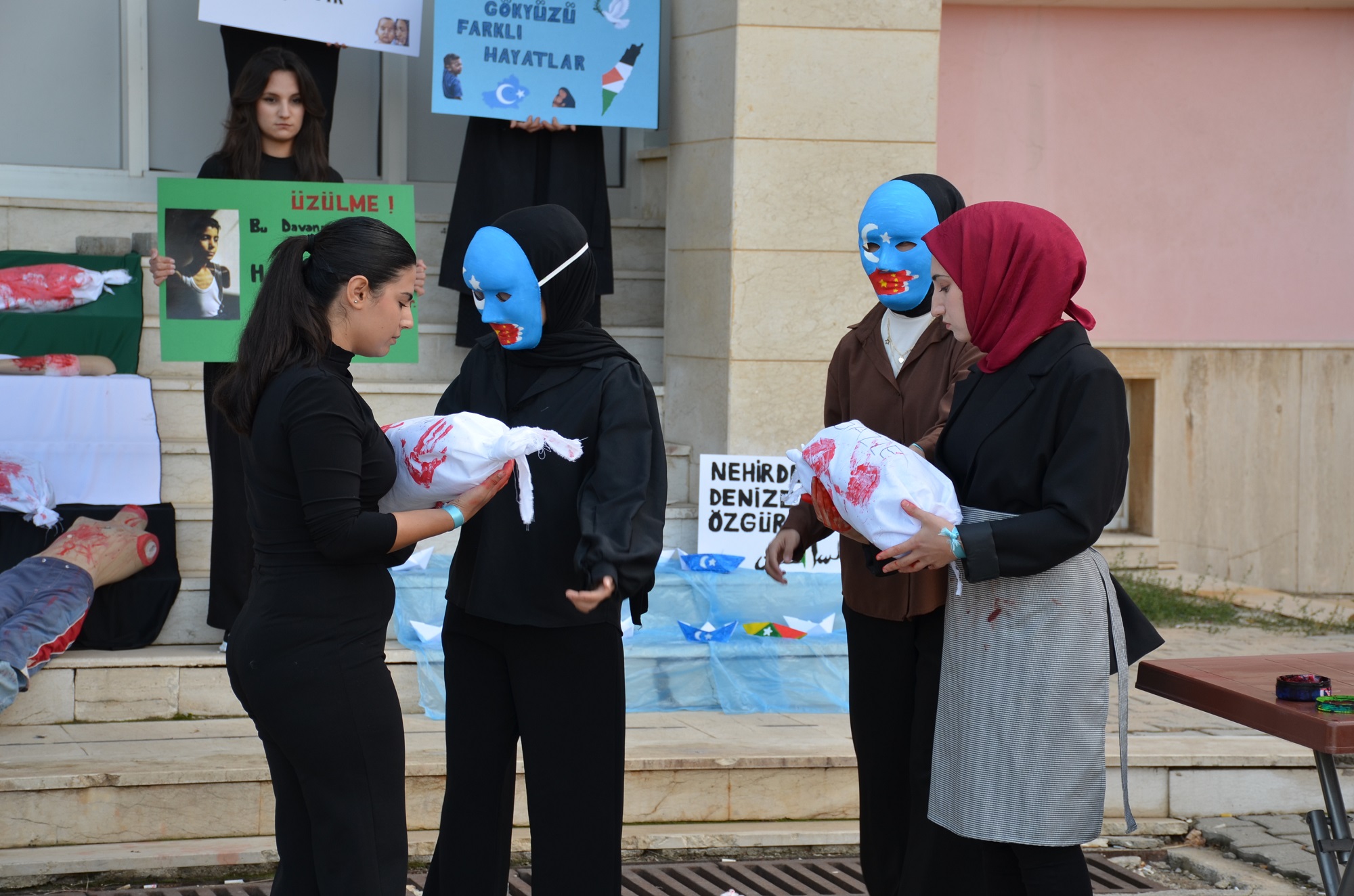 Öğrencilerden Anlamlı Duruş “Zulme Sessiz Kalmak İnsanlığa İhanettir” (9)